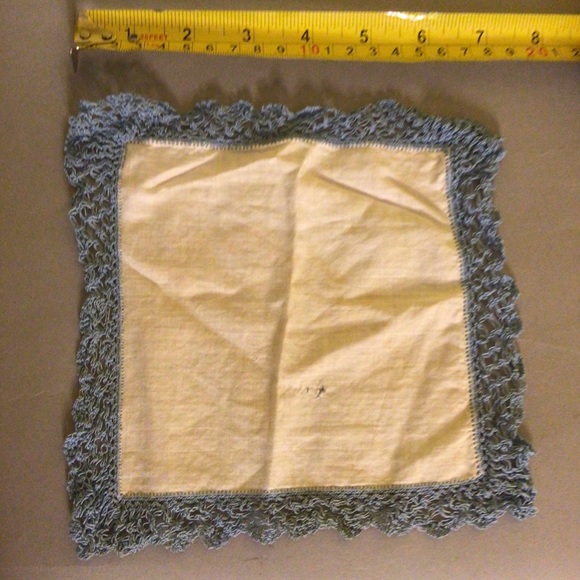 Vintage Bundle of White Laced Handkerchiefs - Picture 6 of 7